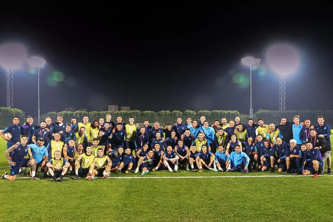 ILUSIÓN. El plantel argentino completo antes de la gran final del Mundial.