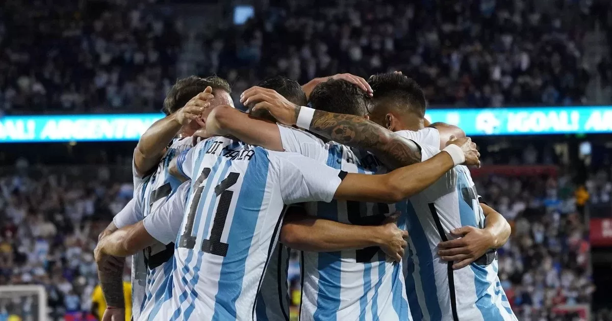 En el día de la final del Mundial, transmitirán el himno cantado por los jugadores de la Selección