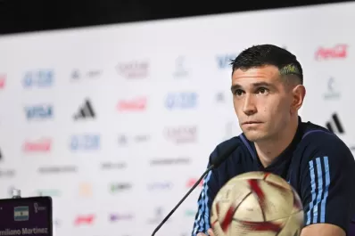 Dibu Martínez: el arco de los 47 millones de argentinos y la gracia del Súper Messi