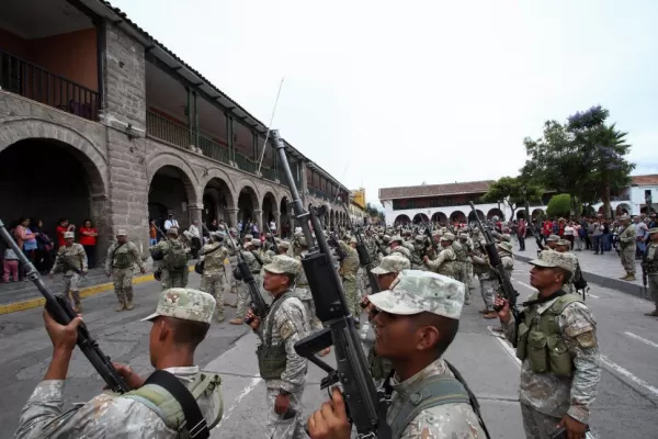 Perú, militarizado, con toque de queda y una crisis más grave