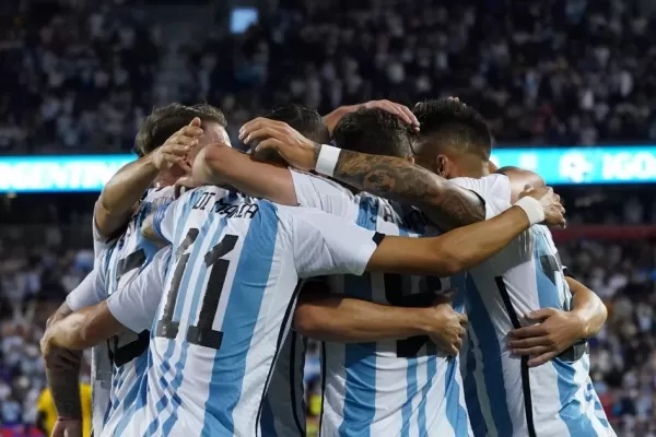 En el día de la final del Mundial, transmitirán el himno cantado por los jugadores de la Selección