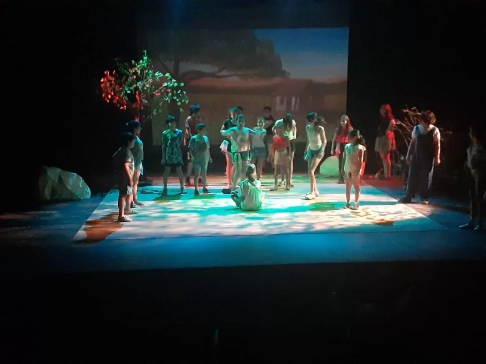 UN ELENCO NUMEROSO. Lilian Mirkin unificó los grupos de Teatro de Niños y Jóvenes para montar con 35 artistas “Los casos de Juan, el zorro”.  