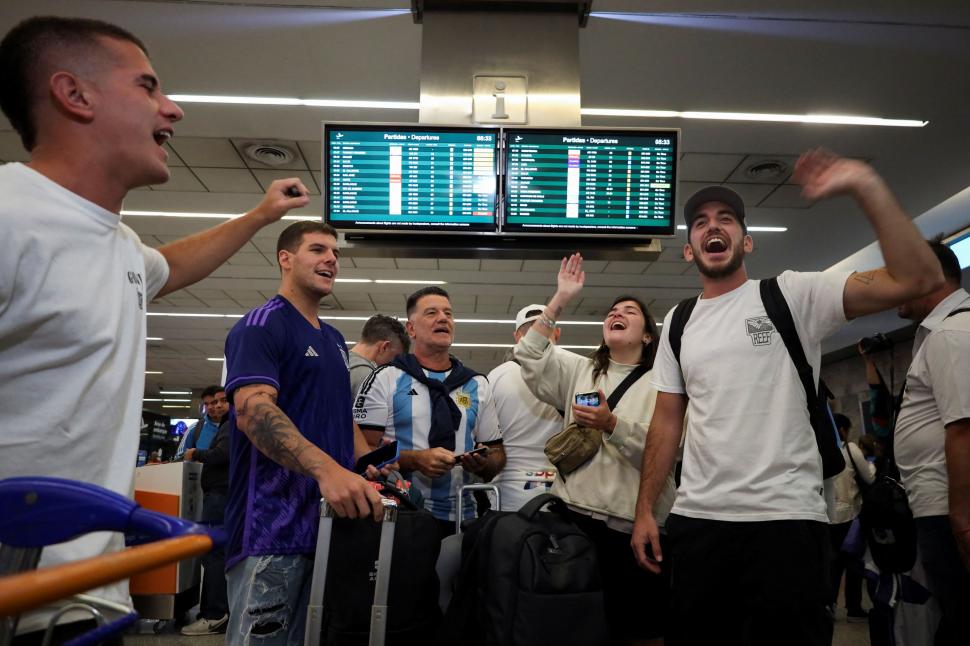 SIGUEN LLEGANDO. Cientos de argentinos aterrizan en Doha. Nadie se quiere quedar afuera de la gran final.