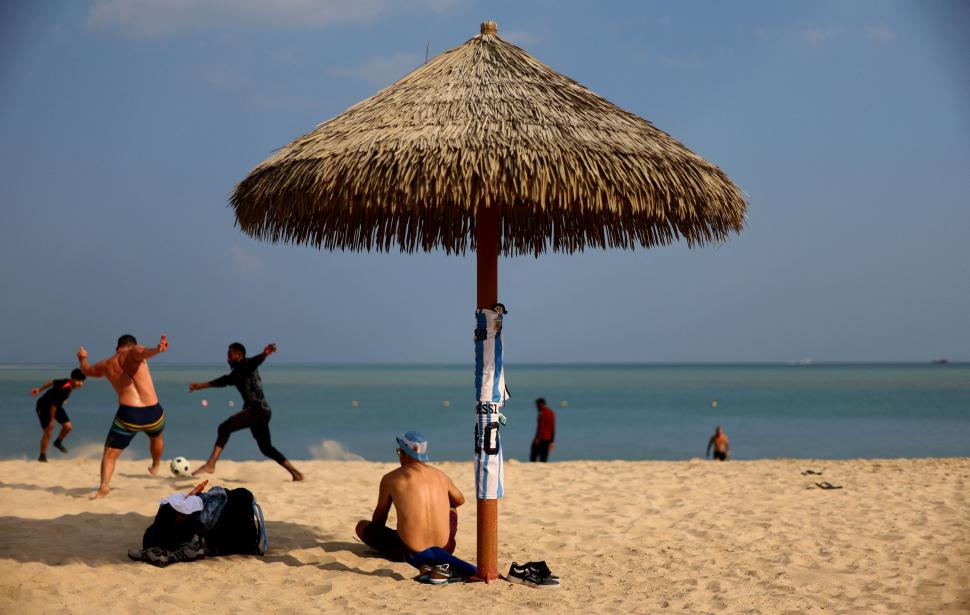 DÍA DE PLAYA. Piluso, fútbol y sol. Un fanático argentino disfruta una de las últimas jornadas de sol en Qatar.