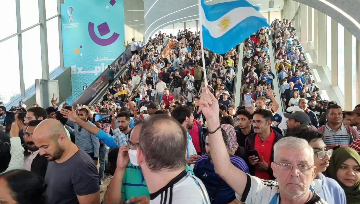 UNA MAREA. Miles de argentinos y de hinchas se trasladan hasta las inmediaciones del estadio Lusail.