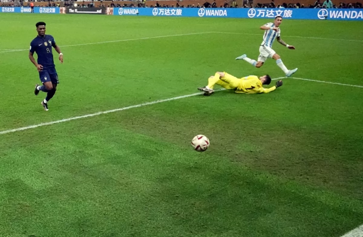 LOCURA. Ángel Di María ya definió ante Lloris y desata la carrera del festejo argentino.