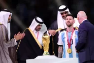 Mundial de Qatar: qué simboliza la capa que usó Lionel Messi para levantar la copa