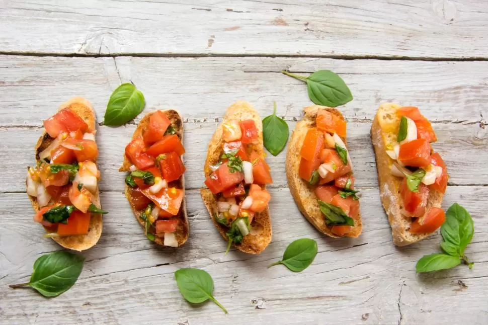 PARA TODOS LOS GUSTOS. Las bruschettas tienen una base tradicional, pero pueden ser personalizadas con varios toppings a elección del cocinero. 