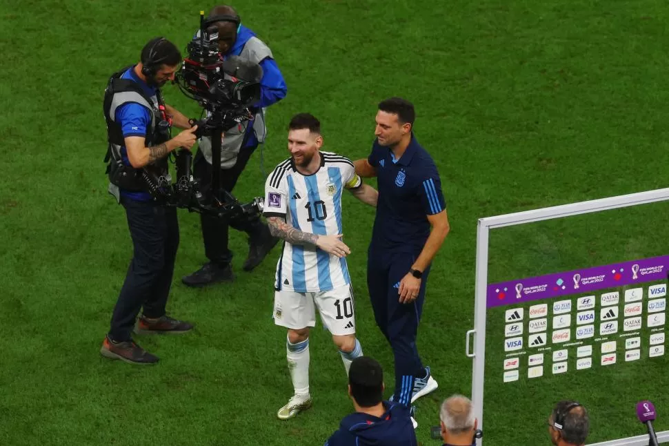 LOS LÍDERES. Lionel Messi y el técnico Scaloni. 