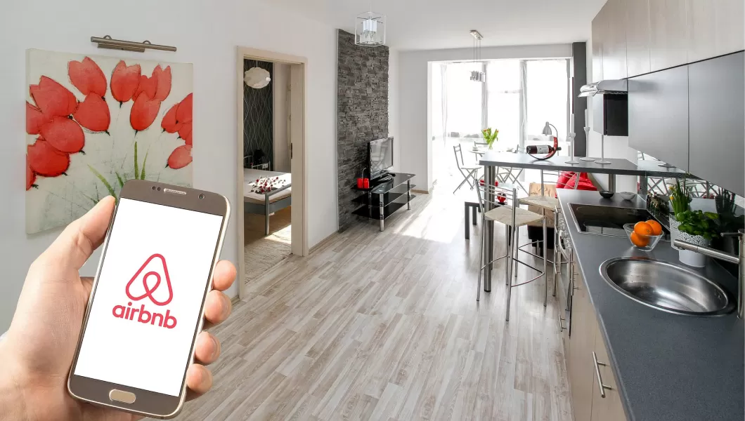 Vacaciones 2023: las cuatro estafas más comunes al alquilar por Airbnb