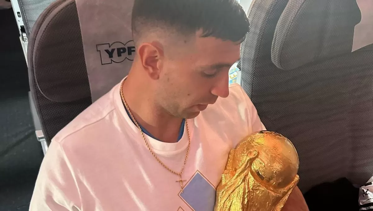 CON LA COPA. Emiliano Martínez compartió una foto desde el vuelo que trae a la Selección campeona del mundo.