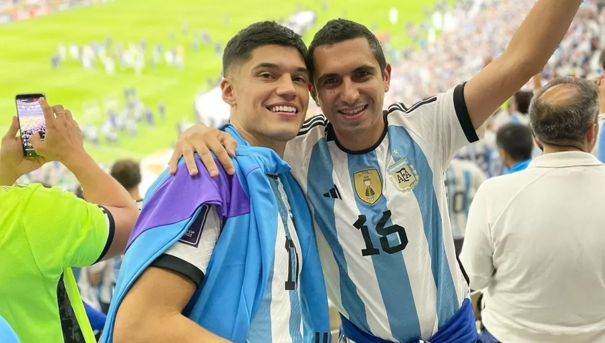 EL AGUANTE. Joaquín Correa junto a un amigo en el estadio Lusail.