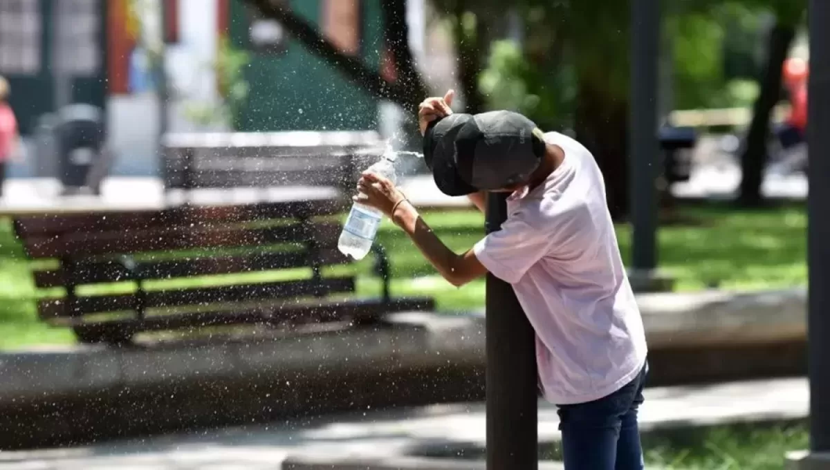 MUCHA AGUA. Los tucumanos tendrán que hidratarse para evitar los golpes de calor durante este viernes. 