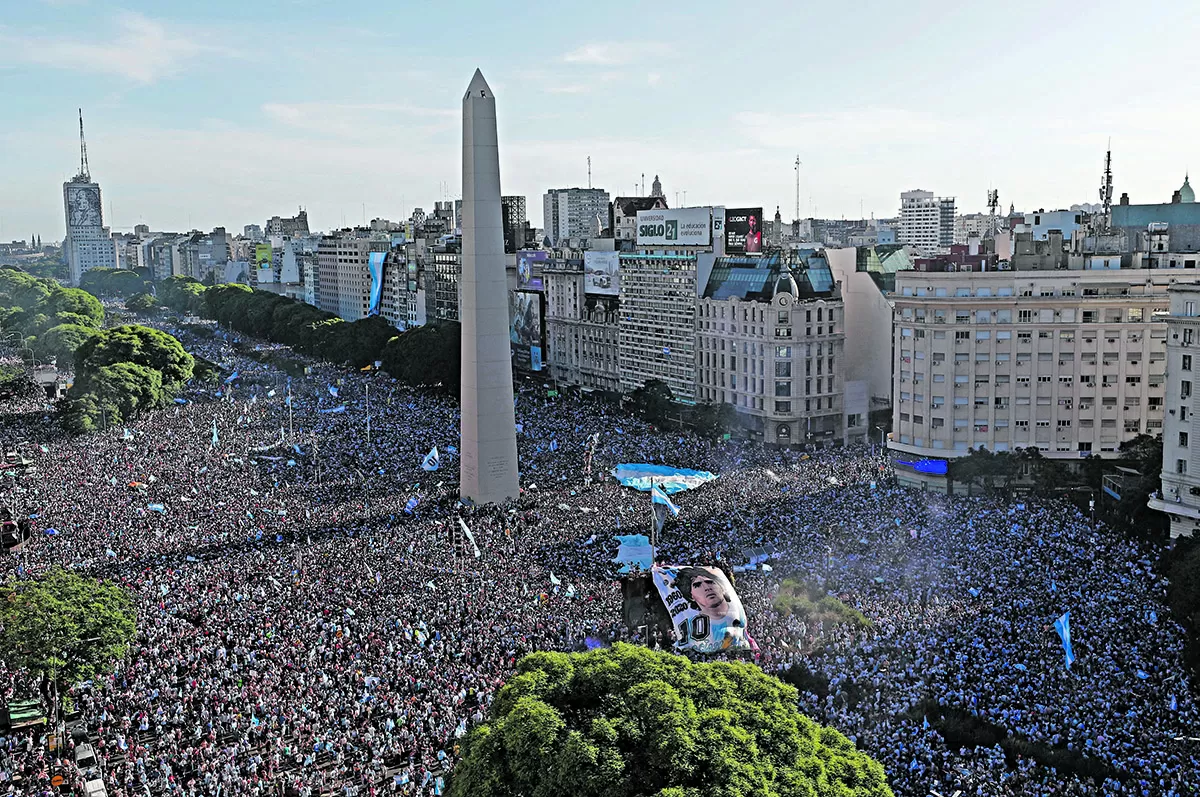 IMPONENTE. Una marea celeste y blanco copó el Obelisco para festejar.