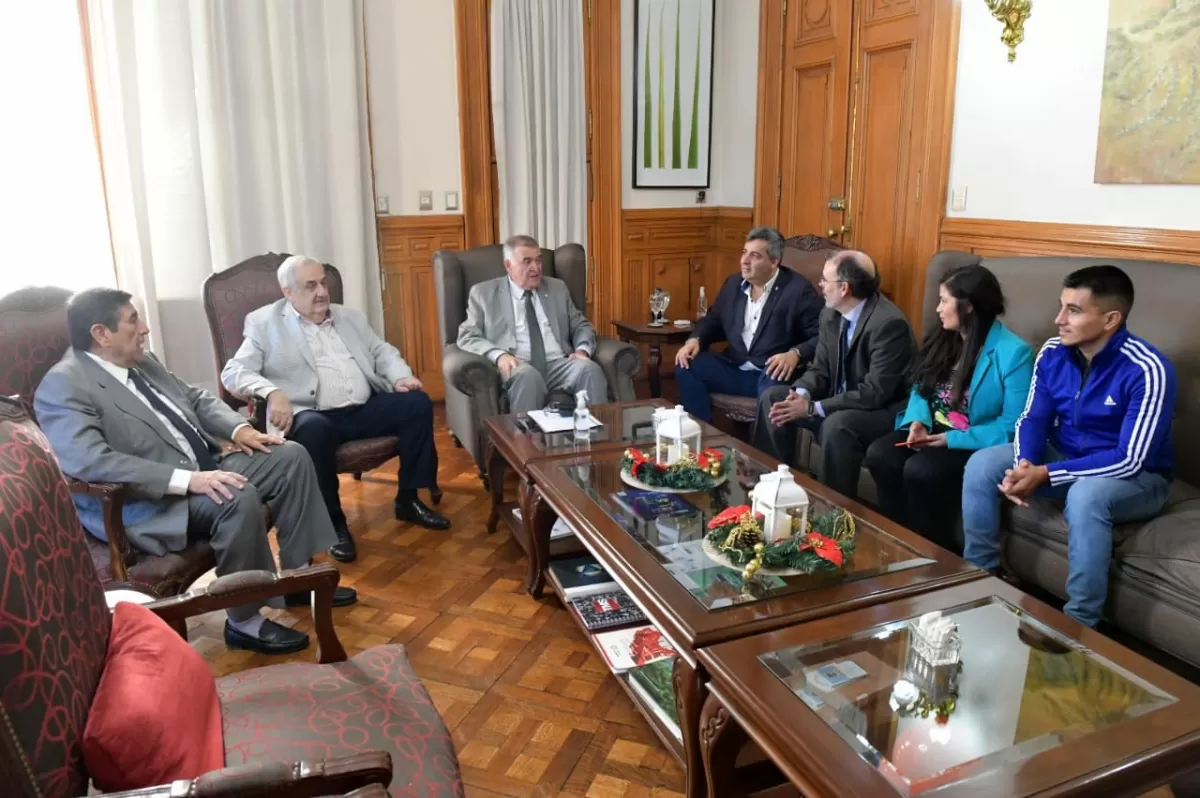 ENCUENTRO. Jaldo recibió a Domínguez y a los legisladores en su despacho, en Casa de Gobierno.