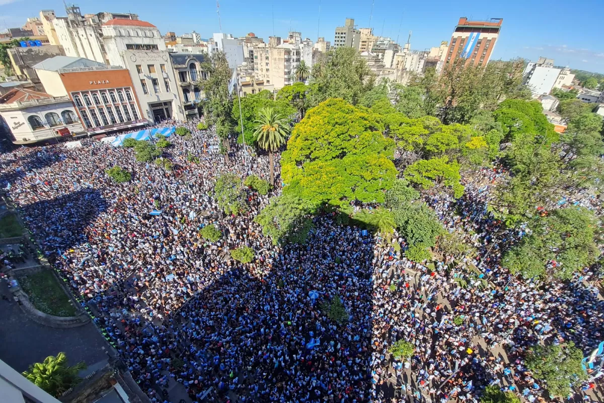 FESTEJOS EN LA PLAZA INDEPENDENCIA. 