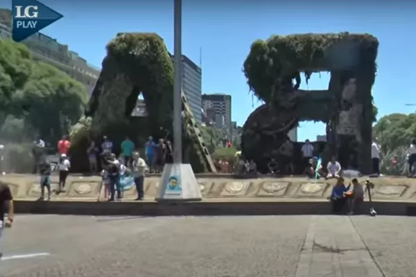 Hinchas siguieron la fiesta en el Obelisco, a la espera del plantel argentino