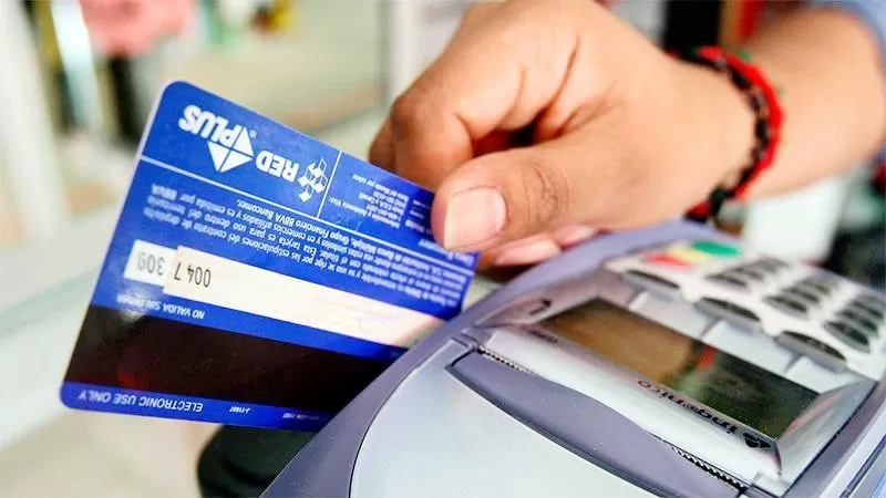 EN BUSCA DE ACTIVAR LOS PLÁSTICOS. Los bancos pusieron en marcha distintos beneficios para las compras de fin de año de sus clientes. 