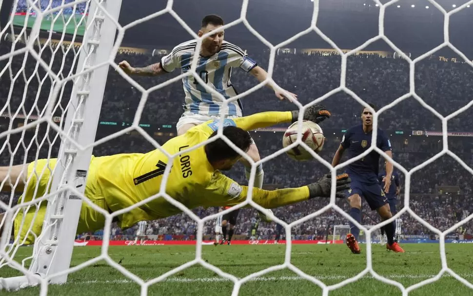 CON SUSPENSO. En el tiempo extra de la final, Messi agarró un rebote del arquero y convirtió el 3-2. Si bien el defensa francés la despejó, el gol fue válido.