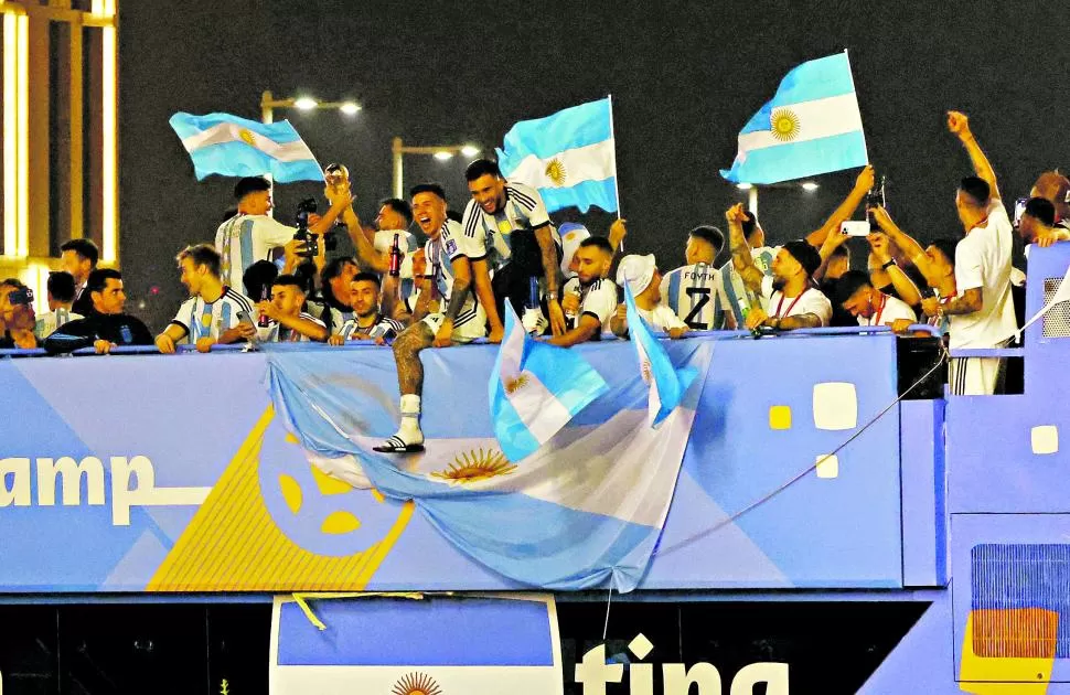 LOCURA. Los jugadores festejaron hasta altas horas de la noche de Doha. 