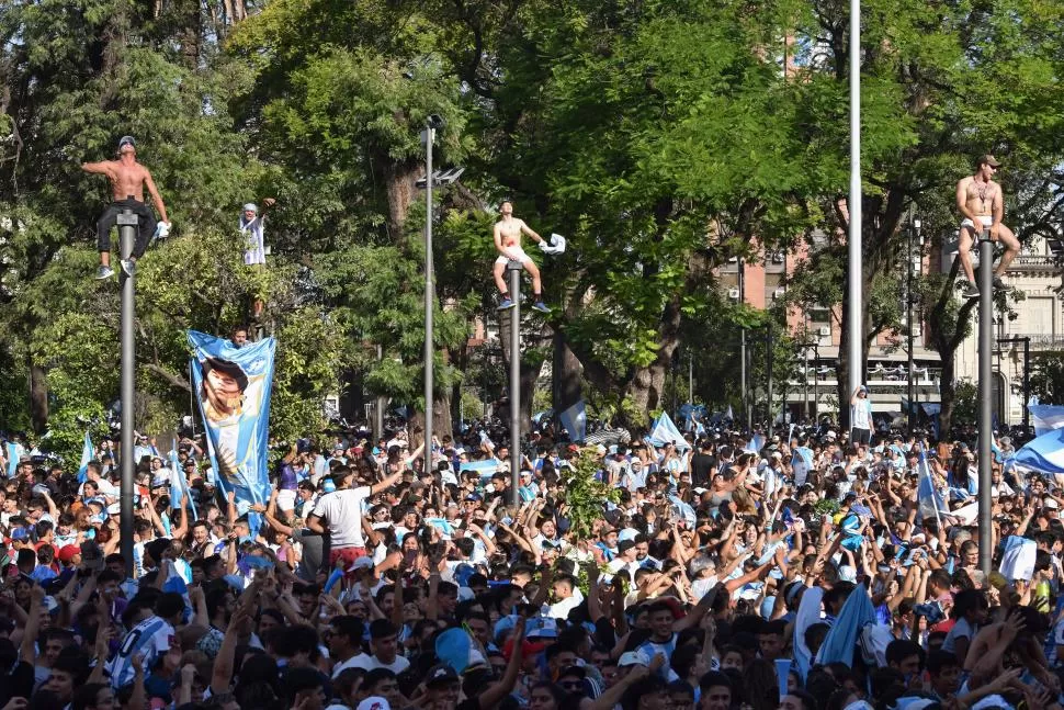 LOCURA. Las farolas fueron utilizadas como asientos durante los festejos.