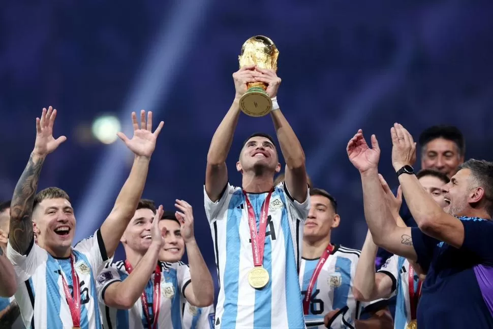 FELICIDAD. Exequiel Palacios hizo realidad su sueño y levantó la Copa del Mundo en Qatar, donde jugó frente a México, Australia y Croacia. 