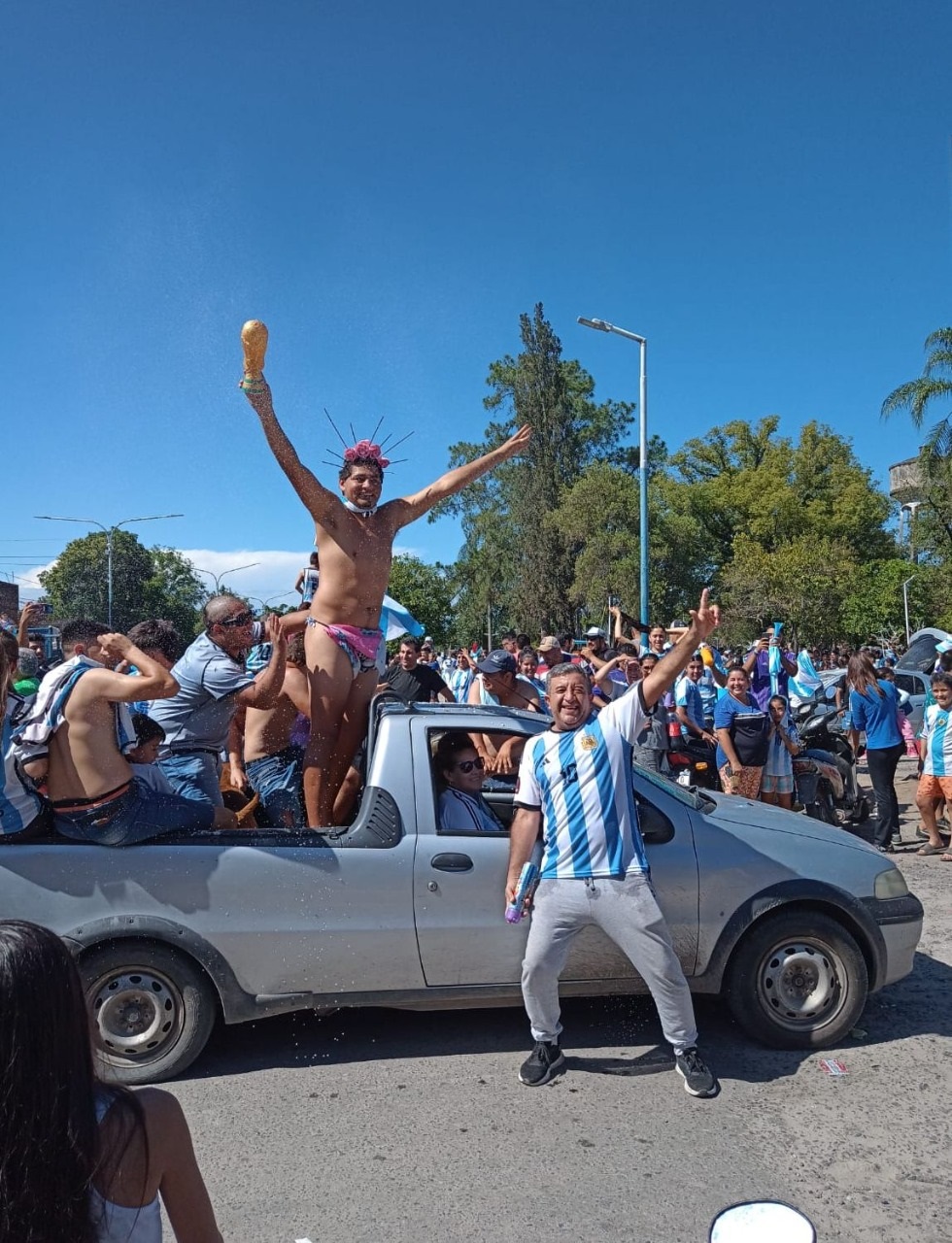 ALGARABIA. Las calles de La Trinidad fueron “copada” por hinchas.