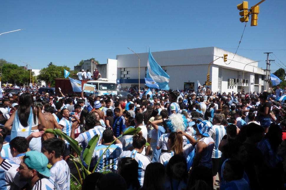 EN AGUILARES. Los hinchas se reunieron en la plaza 25 de Mayo. 