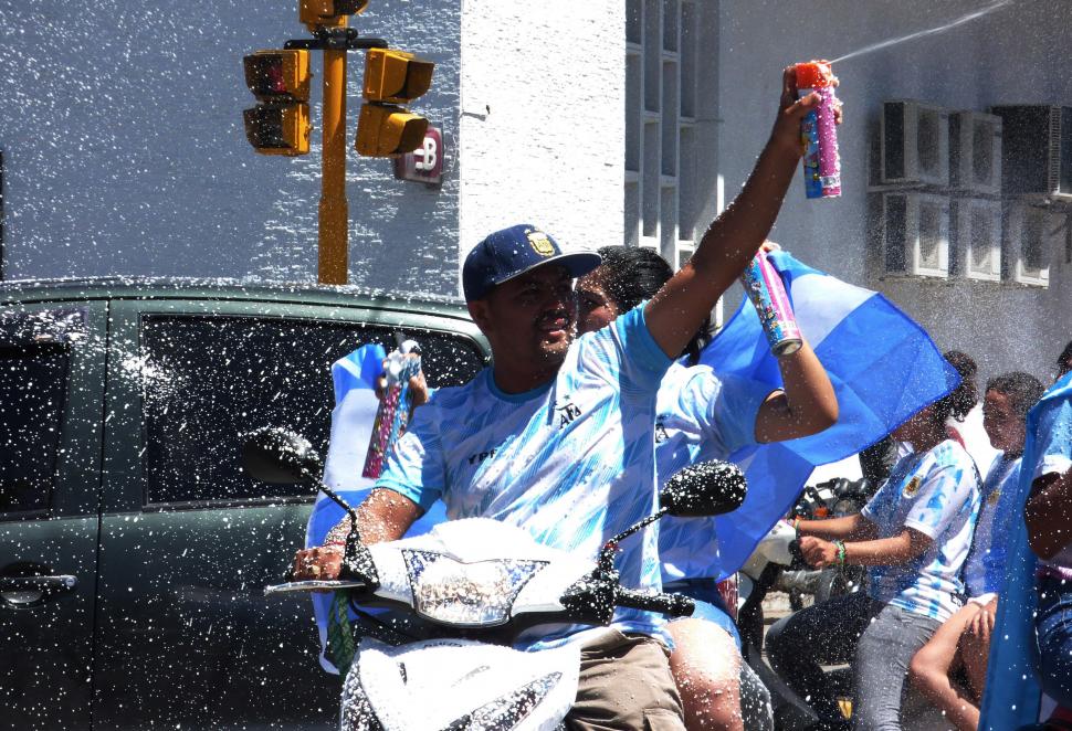 FUE CARNAVAL. Los fanáticos festejaron con espuma la conquista.