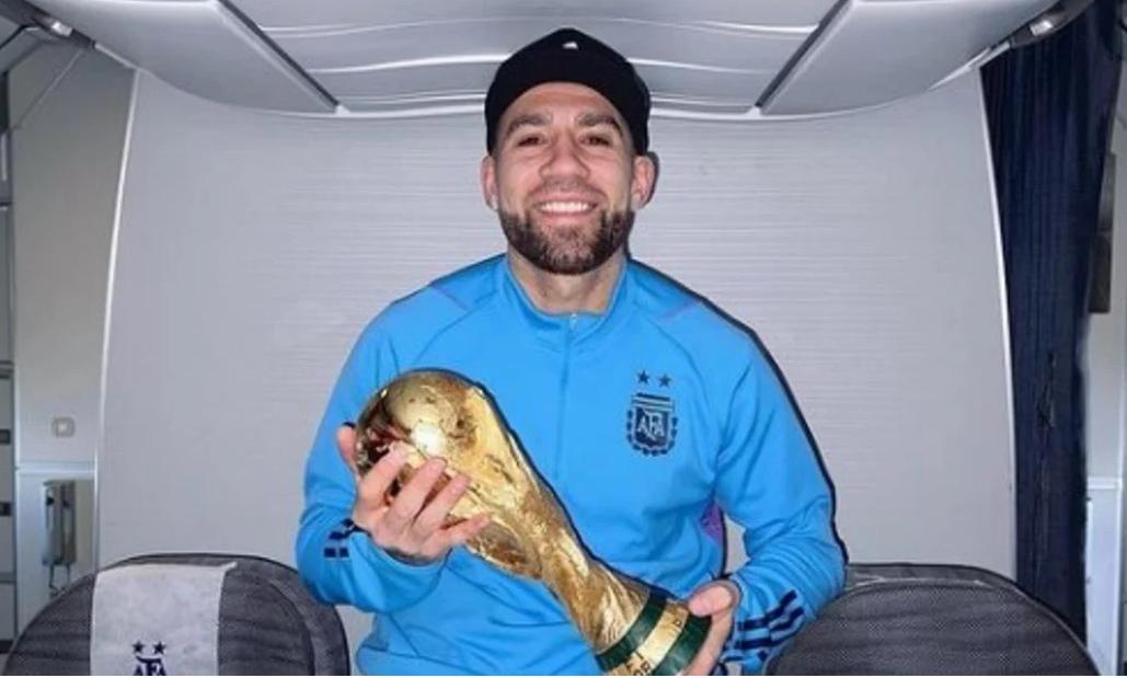 Otamendi luce la Copa del Mundo en el avión