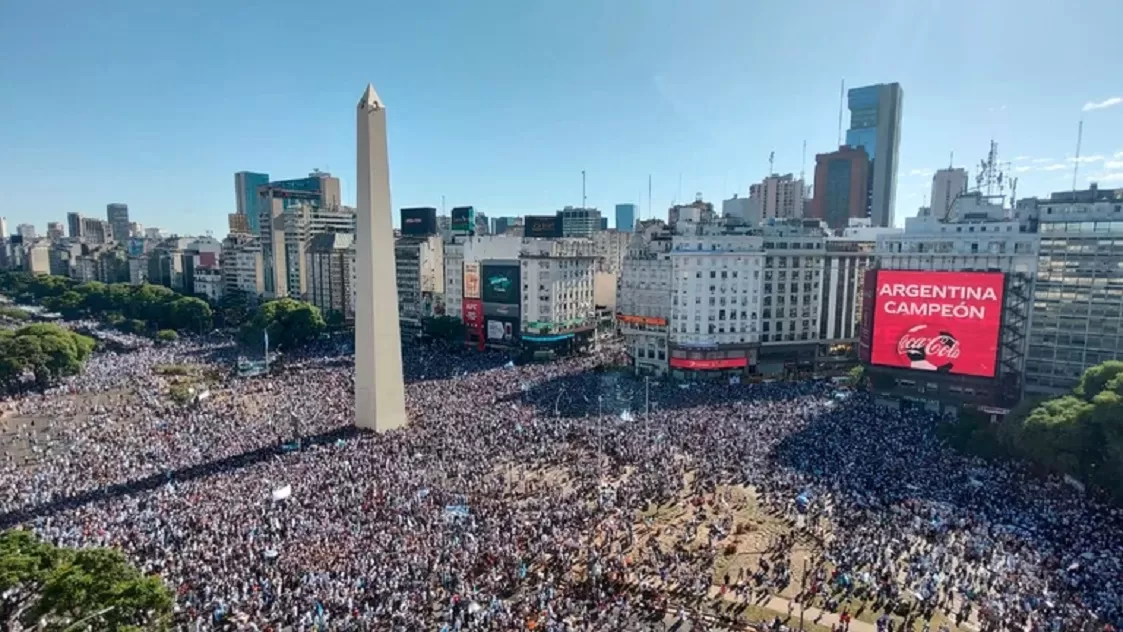 LLENO. El obelisco, el lugar de encuentro. FOTO GENTILEZA INFOBAE.COM