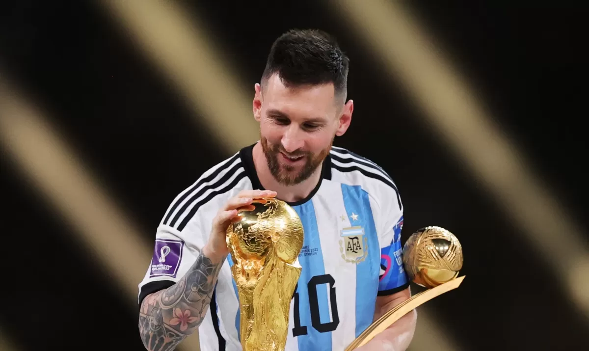 Messi besa la Copa del Mundo