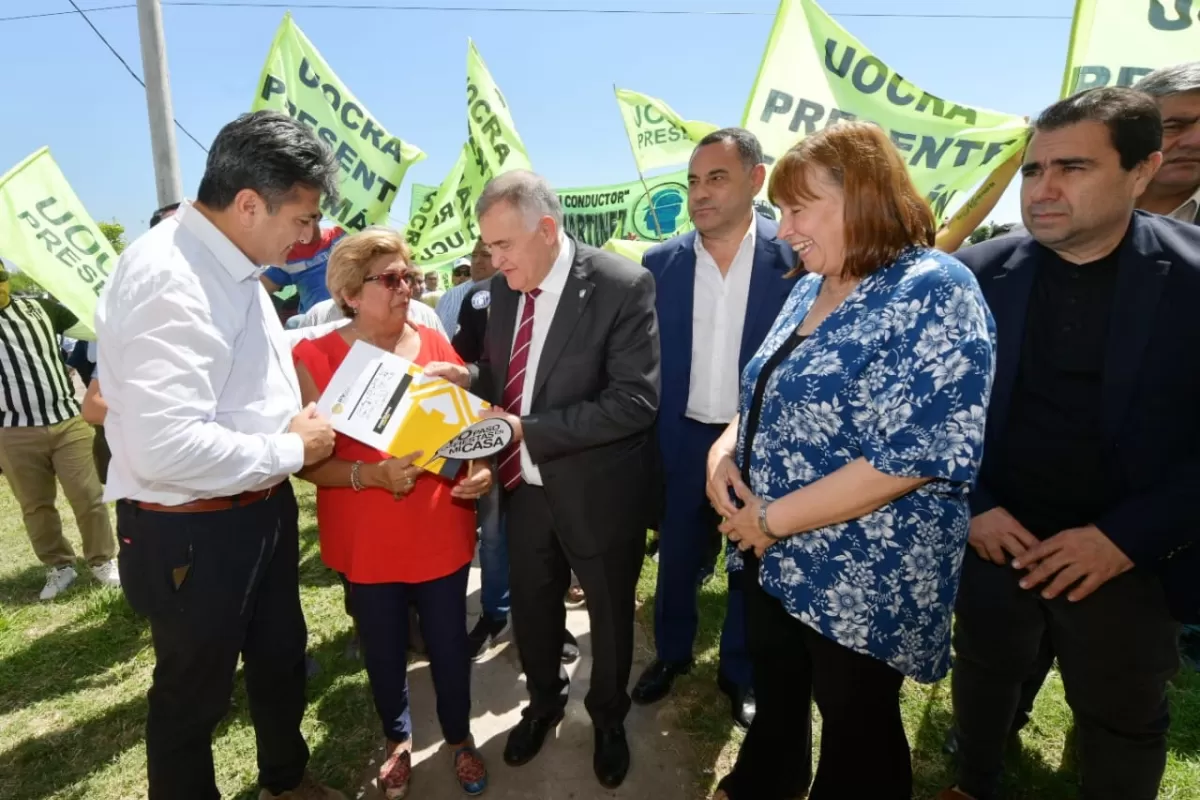 Jaldo entregó las llaves de la casa a una vecina.