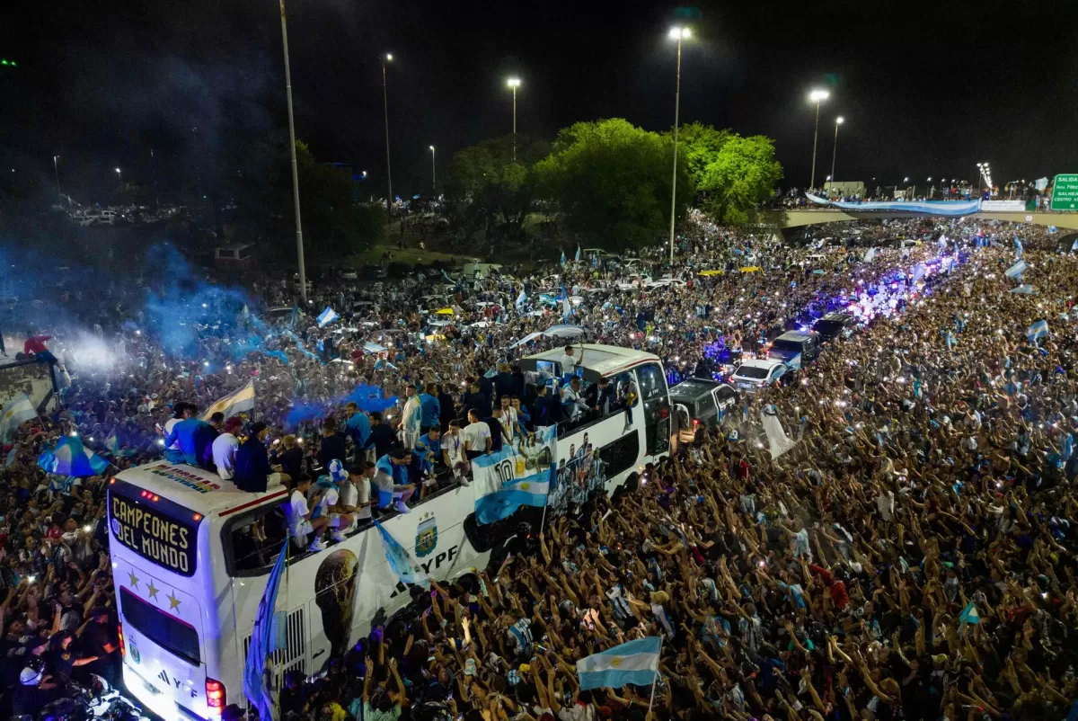 Una multitud acompañó la caranava de la Selección 