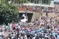 Video: dos hinchas se arrojaron desde un puente hacia el colectivo de la Selección