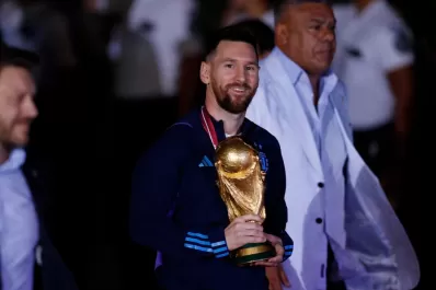 Por qué la Copa que trajo la Selección al país no es la misma que recibió en la premiación