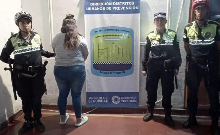 POLICÍAS junto a la detenida. 