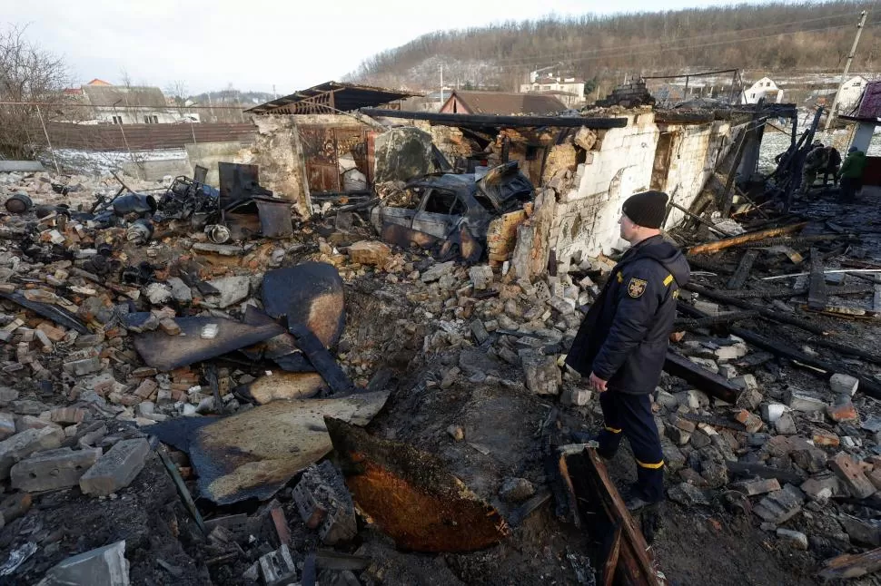 DESTRUCCIÓN. Los bombardeos dejaron viviendas derruidas, miles de personas sin refugio y millones de desplazados, expuestos al gélido invierno. 