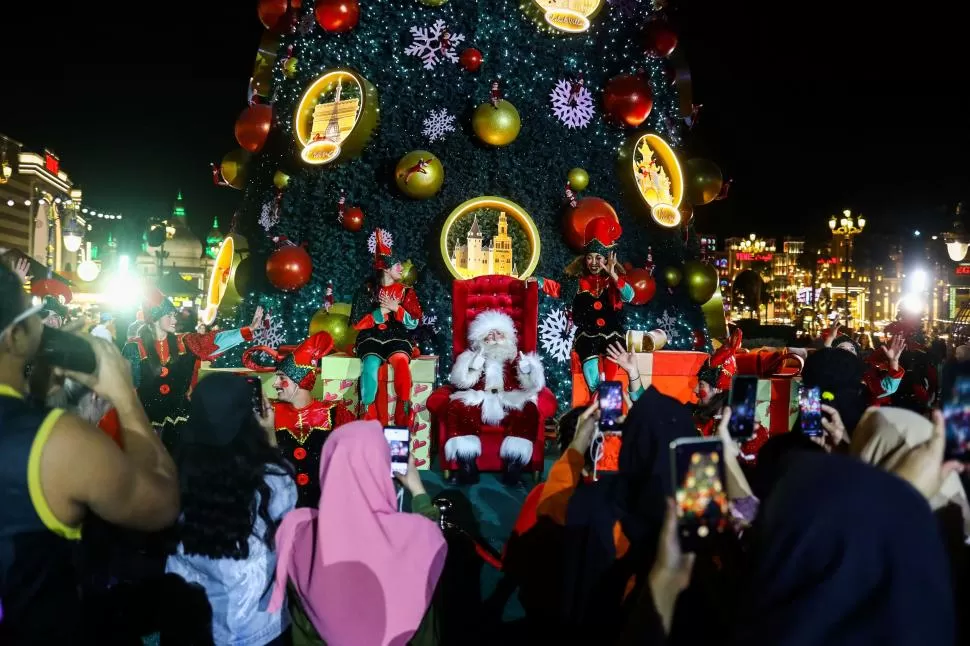 DE DUBAI A KIEV. Residentes de Emiratos Árabes disfrutan de la decoración navideña