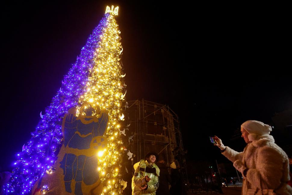 BOSNIA-HERZEGOVINA. Un grupo de Santa Claus corren la tradicional carrera de  burro por la capital. 