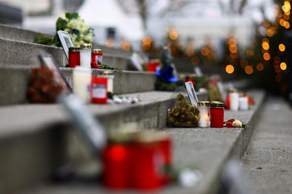 BERLIN. Fotos y velas, en memoria de las víctimas del atentado de 2016.