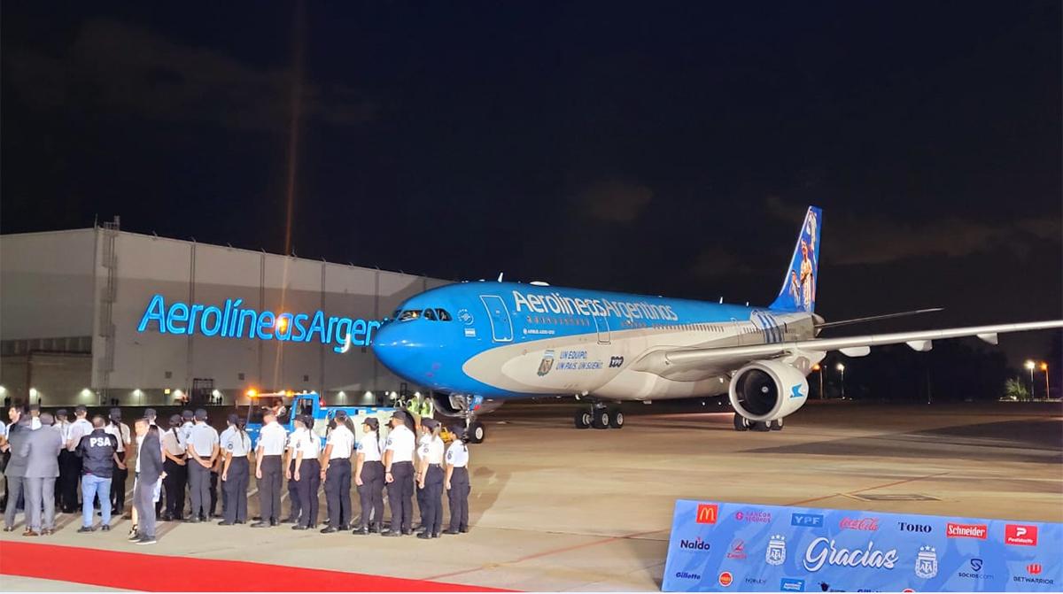 PURA EMOCIÓN. El avión de Aerolíneas Argentinas arriba al sector de la pista donde iban a ser recibidos los campeones. 