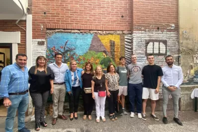 Con un mural y poesía inauguraron la asociación civil escolar Sagrados en Acción