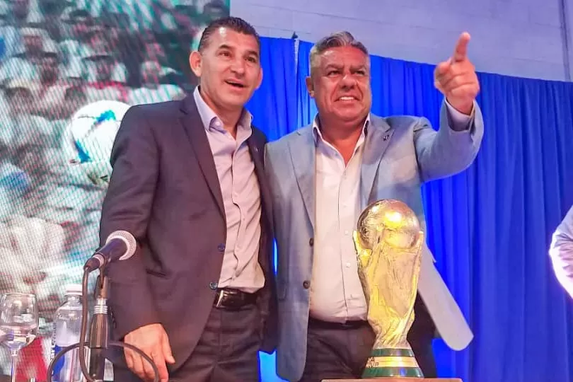 Leito festejó el título argentino con la Copa del Mundo en sus manos