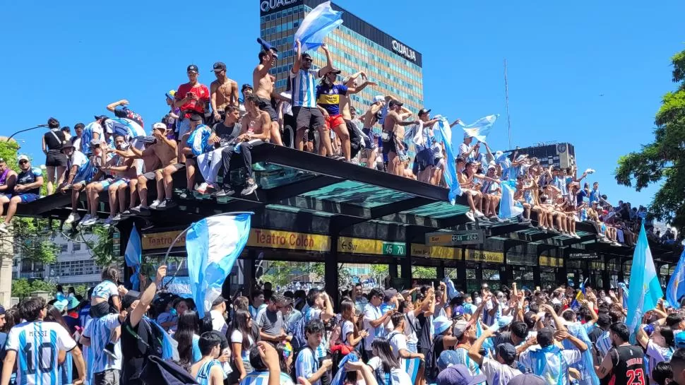 ARRIBA Y ABAJO. Frente al teatro Colón, los hinchas se multiplicaban en torno a las paradas de Metrobus. Milagrosamente, las mamparas resistieron el peso de la gente. La Gaceta / fotos de Federico Espósito (Enviado especial)