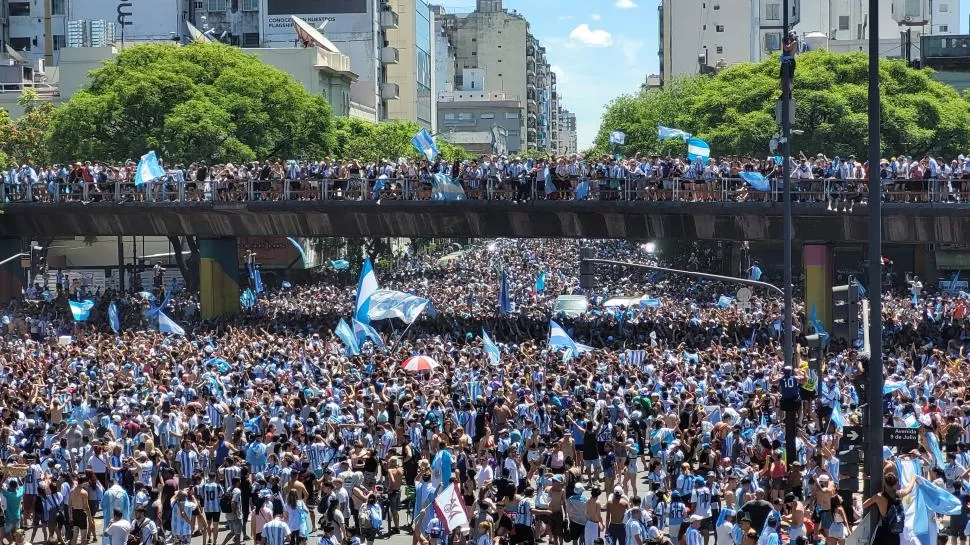 NO CABE UN ALFILER. Las calles estuvieron desbordadas de fanáticos.