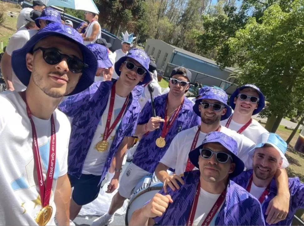 INMORTALIZARON EL MOMENTO. Antes de realizar la caravana, los futbolistas se colgaron la medalla del campeón en el predio de Ezeiza y posaron para la foto. Alegría pura, es lo que se vivió en una jornada inolvidable. 