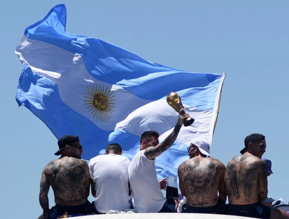 SUEÑO CUMPLIDO. Messi levanta la Copa ante la multitud. 