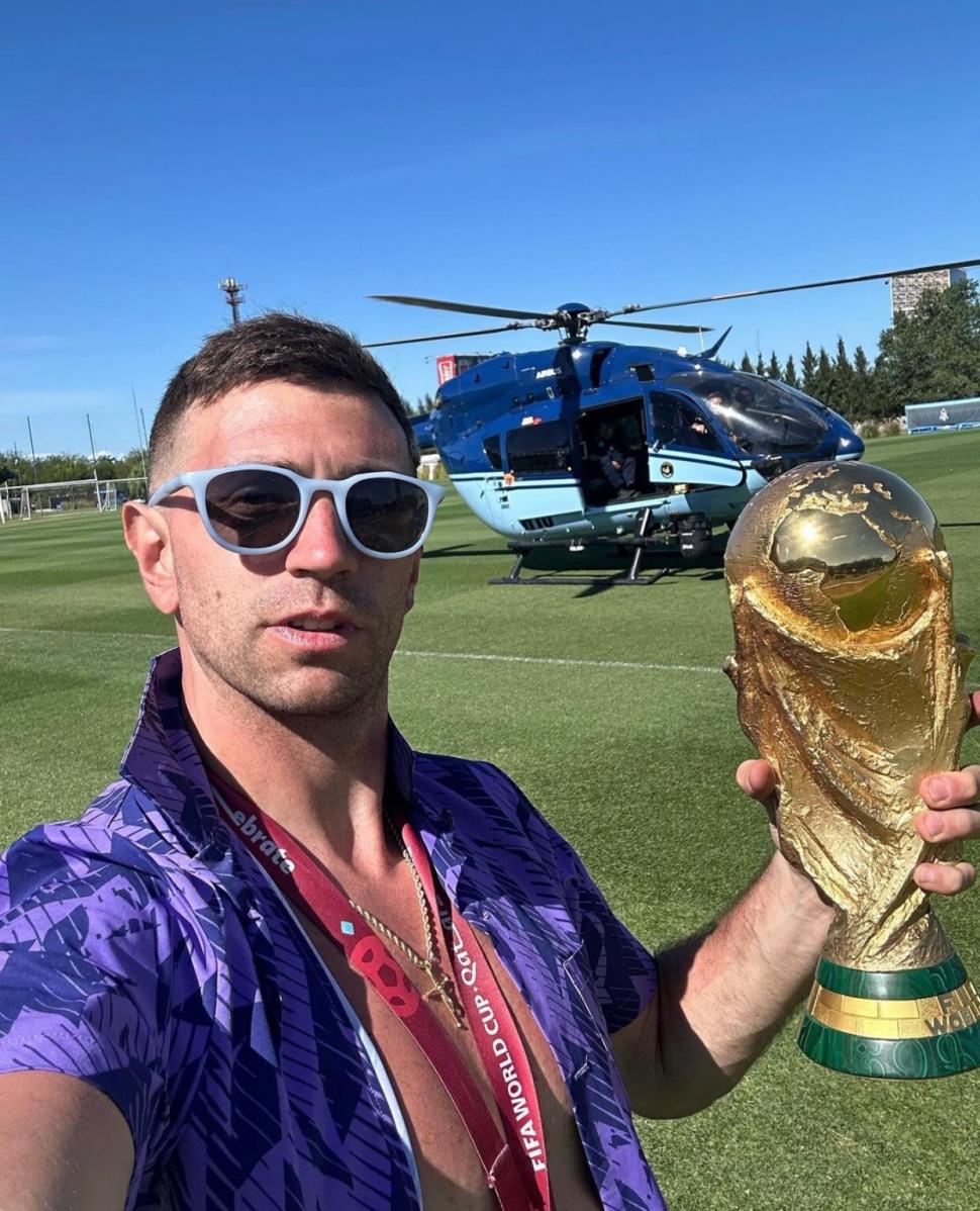 EN LA PREVIA. “Dibu” Martínez se sacó una foto con la Copa, antes de realizar el tan ansiado recorrido.