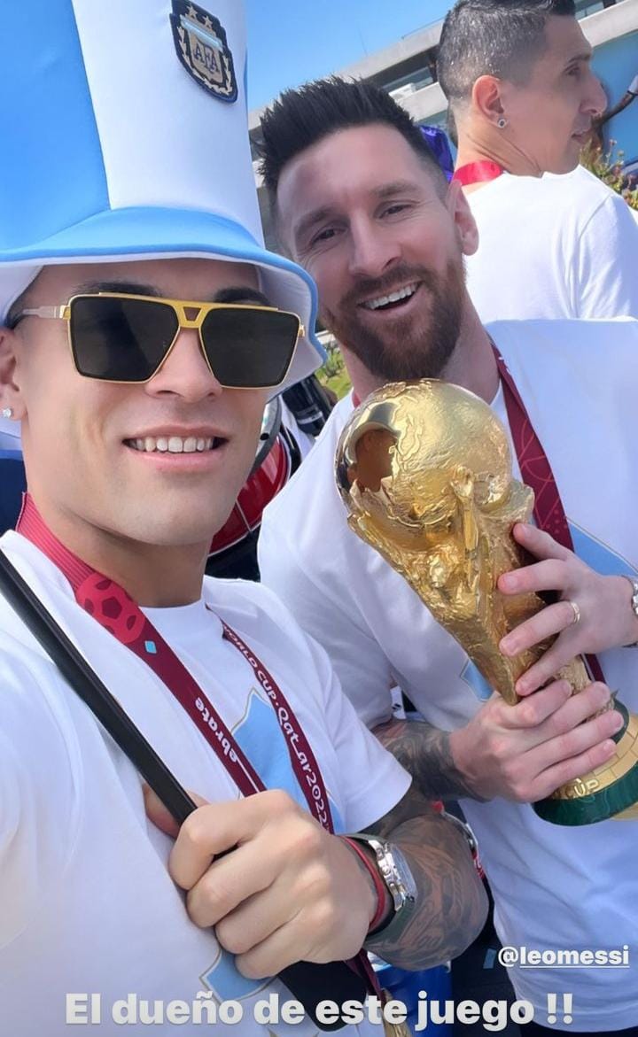 REMERA ESPECIAL. “Papu” Gómez viajó en helicóptero, con la Copa y la frase de Messi.